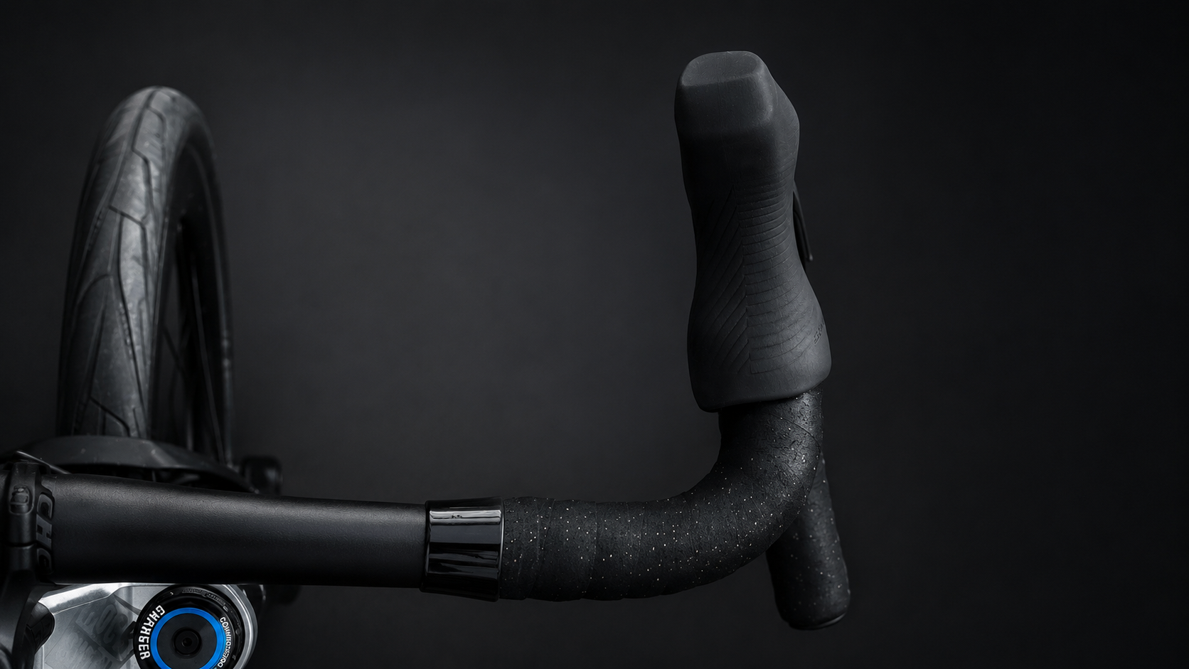 Wrap Clamp in black polished on a road bike cockpit seen from the front